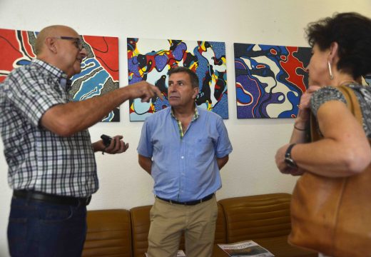 O artista Hugo Mario expón as súas pinturas na Casa do Concello de Riveira